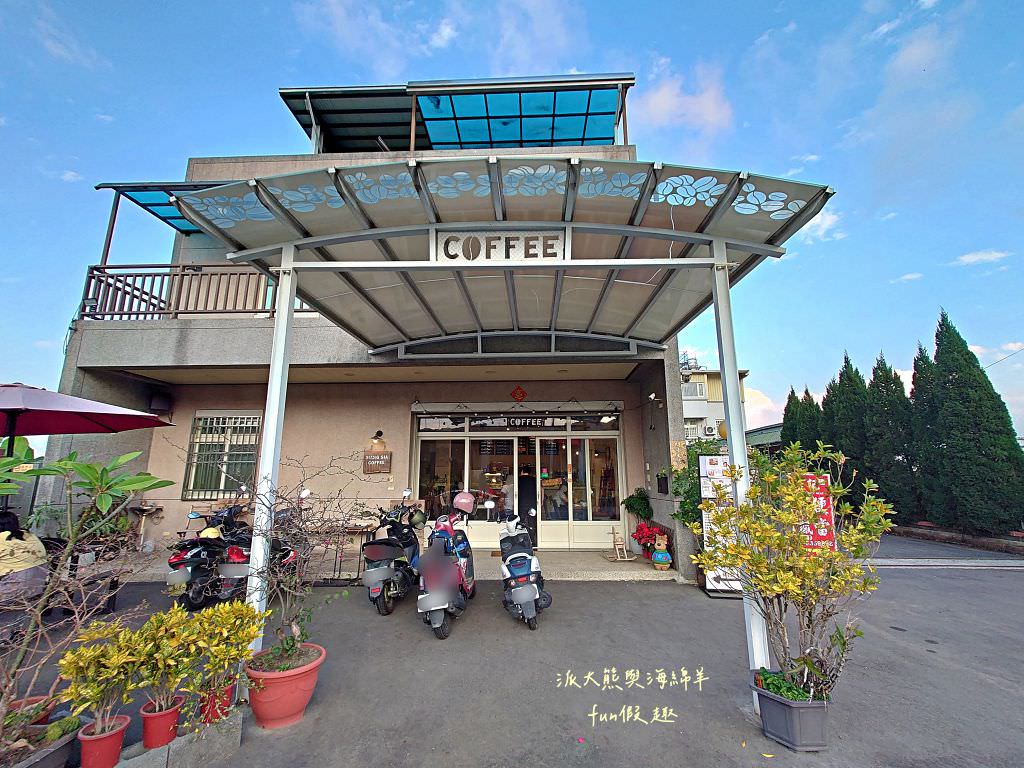 鄉夏咖啡︱咖啡、餐點與甜點表現都是零死角的草屯鄉村風咖啡廳，可以靜謐悠閒看夕陽日落時分，在拾粵茶餐館&李記拾粵港式燒臘的門口處，鄰近南投中興交流道╱台14乙路旁～