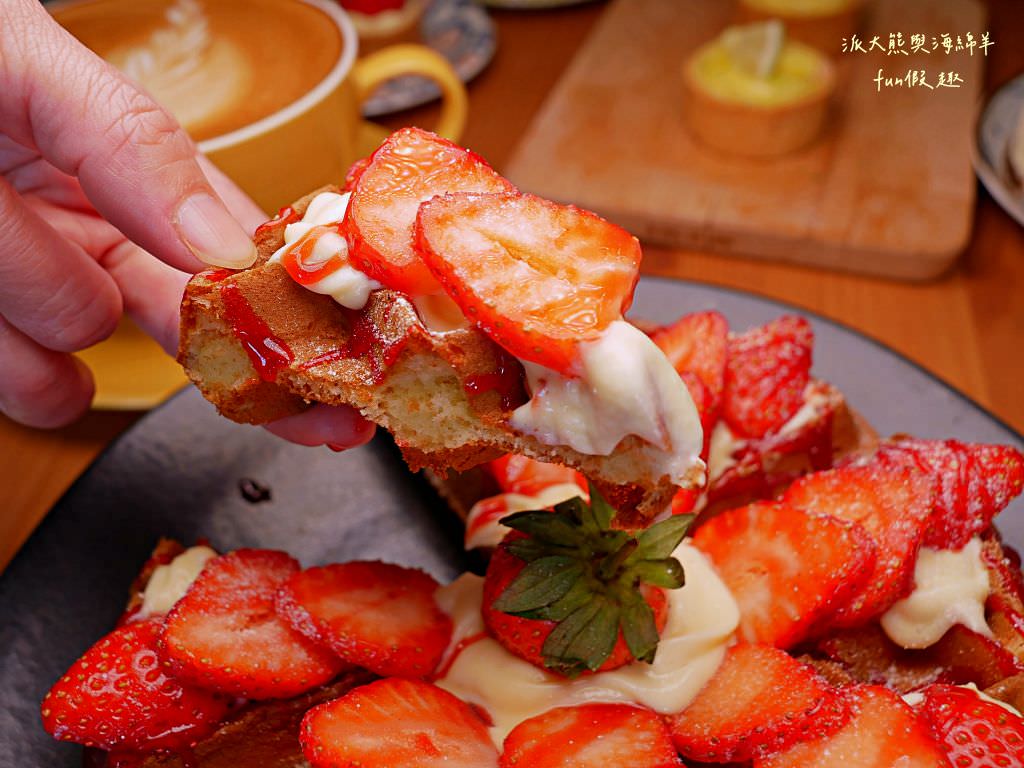 鄉夏咖啡︱咖啡、餐點與甜點表現都是零死角的草屯鄉村風咖啡廳，可以靜謐悠閒看夕陽日落時分，在拾粵茶餐館&李記拾粵港式燒臘的門口處，鄰近南投中興交流道╱台14乙路旁～