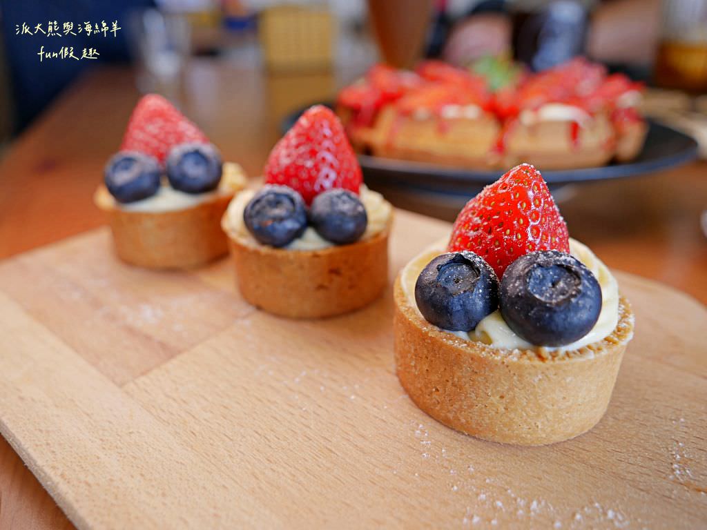 鄉夏咖啡︱咖啡、餐點與甜點表現都是零死角的草屯鄉村風咖啡廳，可以靜謐悠閒看夕陽日落時分，在拾粵茶餐館&李記拾粵港式燒臘的門口處，鄰近南投中興交流道╱台14乙路旁～