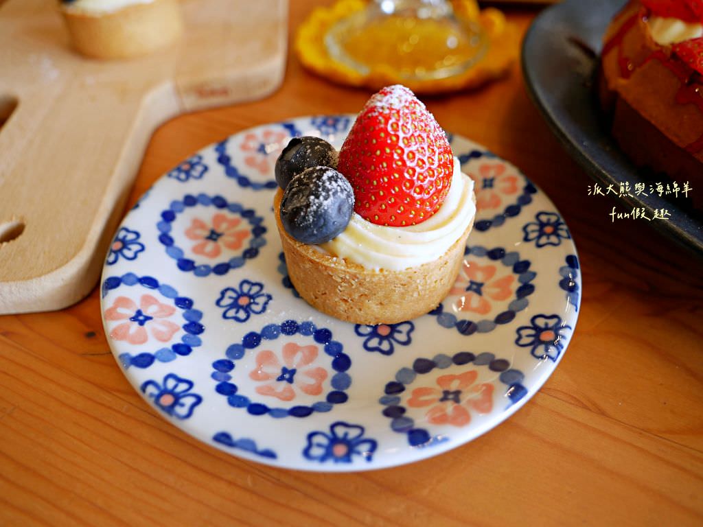 鄉夏咖啡︱咖啡、餐點與甜點表現都是零死角的草屯鄉村風咖啡廳，可以靜謐悠閒看夕陽日落時分，在拾粵茶餐館&李記拾粵港式燒臘的門口處，鄰近南投中興交流道╱台14乙路旁～