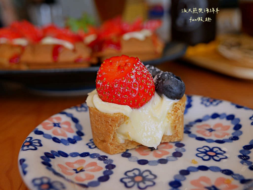 鄉夏咖啡︱咖啡、餐點與甜點表現都是零死角的草屯鄉村風咖啡廳，可以靜謐悠閒看夕陽日落時分，在拾粵茶餐館&李記拾粵港式燒臘的門口處，鄰近南投中興交流道╱台14乙路旁～