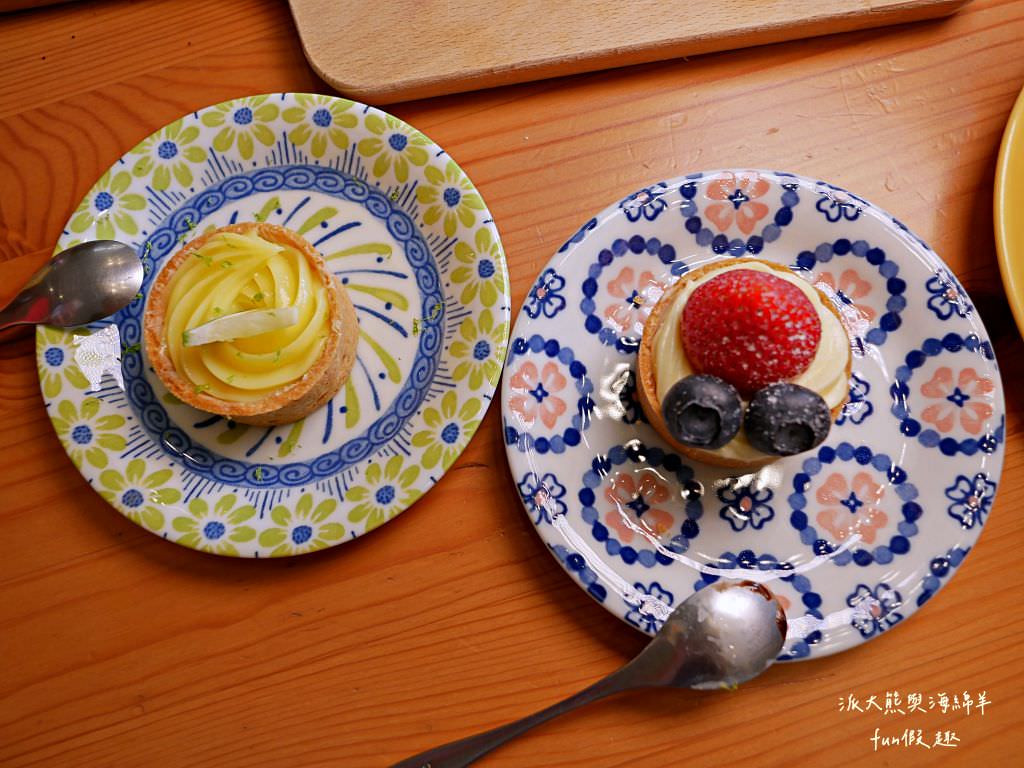 鄉夏咖啡︱咖啡、餐點與甜點表現都是零死角的草屯鄉村風咖啡廳，可以靜謐悠閒看夕陽日落時分，在拾粵茶餐館&李記拾粵港式燒臘的門口處，鄰近南投中興交流道╱台14乙路旁～