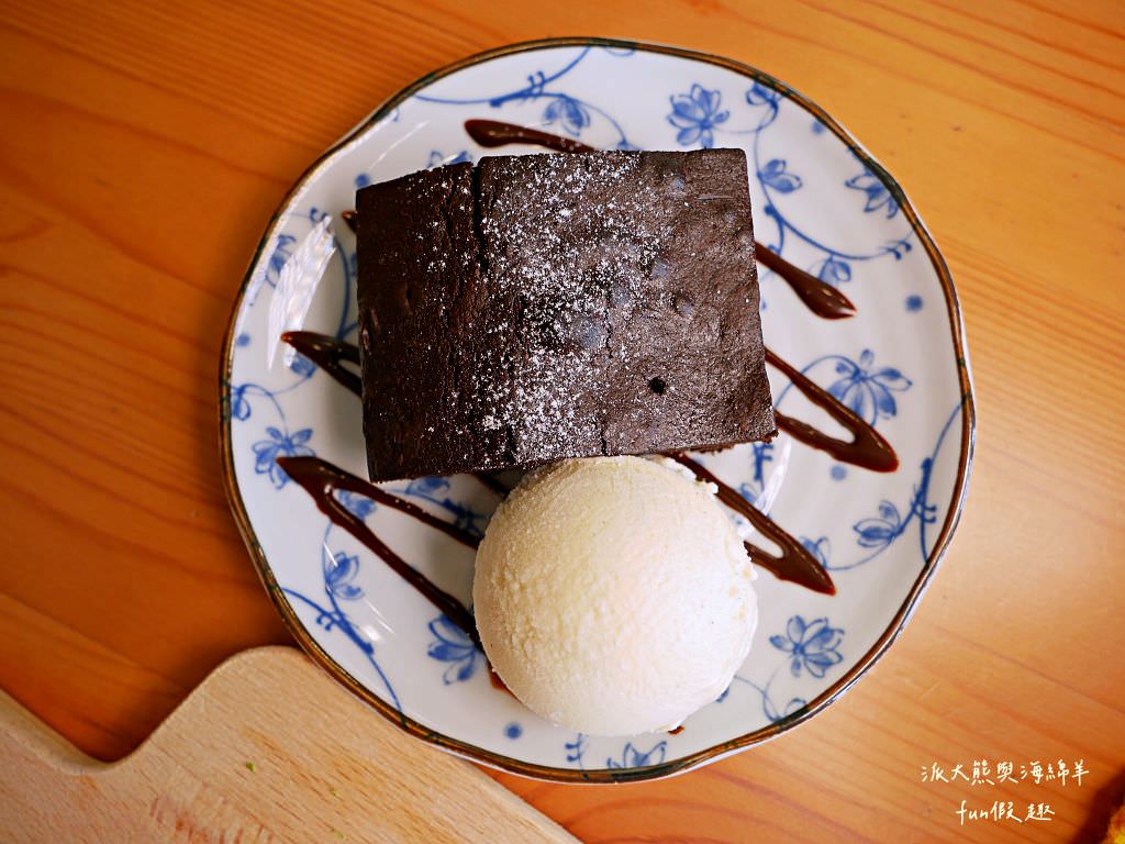 鄉夏咖啡︱咖啡、餐點與甜點表現都是零死角的草屯鄉村風咖啡廳，可以靜謐悠閒看夕陽日落時分，在拾粵茶餐館&李記拾粵港式燒臘的門口處，鄰近南投中興交流道╱台14乙路旁～