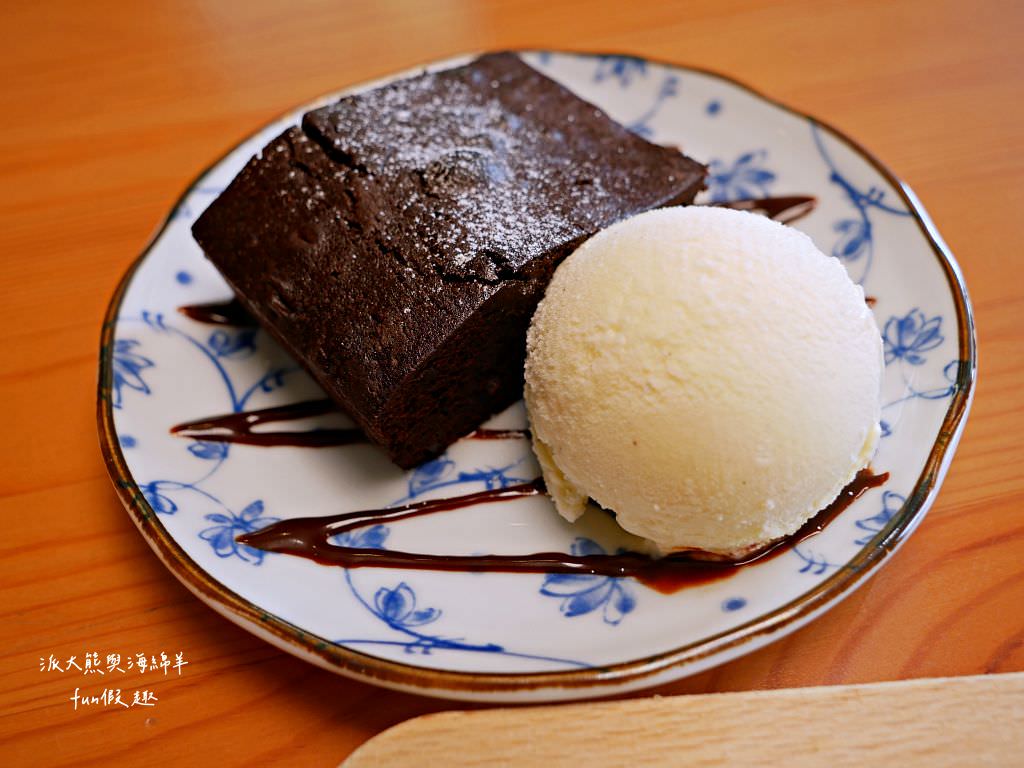 鄉夏咖啡︱咖啡、餐點與甜點表現都是零死角的草屯鄉村風咖啡廳，可以靜謐悠閒看夕陽日落時分，在拾粵茶餐館&李記拾粵港式燒臘的門口處，鄰近南投中興交流道╱台14乙路旁～