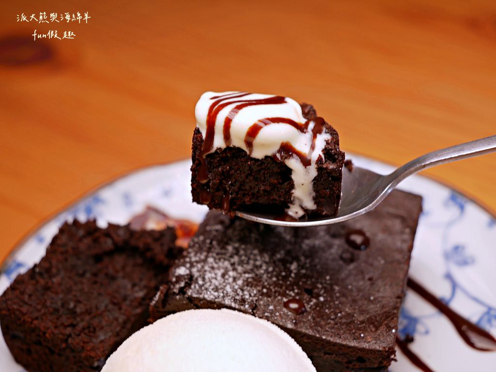 鄉夏咖啡︱咖啡、餐點與甜點表現都是零死角的草屯鄉村風咖啡廳，可以靜謐悠閒看夕陽日落時分，在拾粵茶餐館&李記拾粵港式燒臘的門口處，鄰近南投中興交流道╱台14乙路旁～