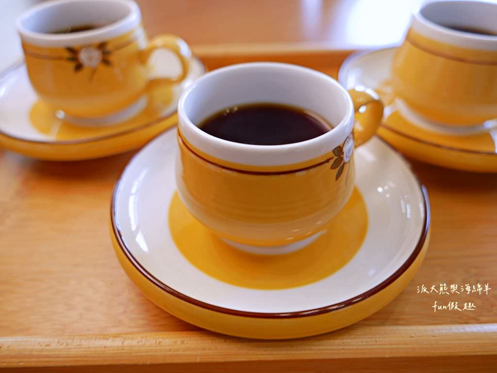 鄉夏咖啡︱咖啡、餐點與甜點表現都是零死角的草屯鄉村風咖啡廳，可以靜謐悠閒看夕陽日落時分，在拾粵茶餐館&李記拾粵港式燒臘的門口處，鄰近南投中興交流道╱台14乙路旁～