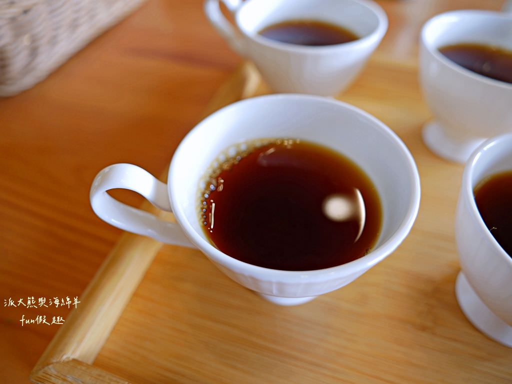 鄉夏咖啡︱咖啡、餐點與甜點表現都是零死角的草屯鄉村風咖啡廳，可以靜謐悠閒看夕陽日落時分，在拾粵茶餐館&李記拾粵港式燒臘的門口處，鄰近南投中興交流道╱台14乙路旁～