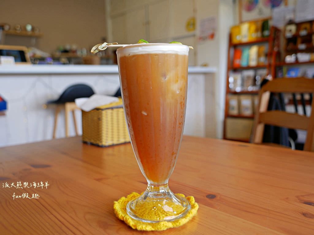 鄉夏咖啡︱咖啡、餐點與甜點表現都是零死角的草屯鄉村風咖啡廳，可以靜謐悠閒看夕陽日落時分，在拾粵茶餐館&李記拾粵港式燒臘的門口處，鄰近南投中興交流道╱台14乙路旁～