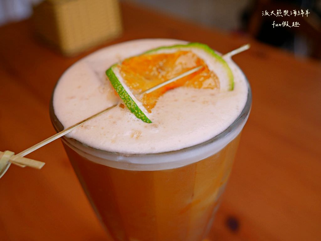 鄉夏咖啡︱咖啡、餐點與甜點表現都是零死角的草屯鄉村風咖啡廳，可以靜謐悠閒看夕陽日落時分，在拾粵茶餐館&李記拾粵港式燒臘的門口處，鄰近南投中興交流道╱台14乙路旁～