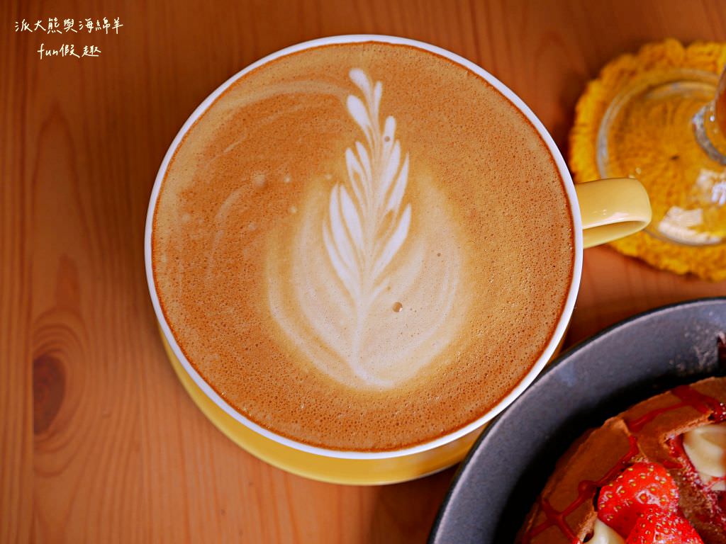 鄉夏咖啡︱咖啡、餐點與甜點表現都是零死角的草屯鄉村風咖啡廳，可以靜謐悠閒看夕陽日落時分，在拾粵茶餐館&李記拾粵港式燒臘的門口處，鄰近南投中興交流道╱台14乙路旁～