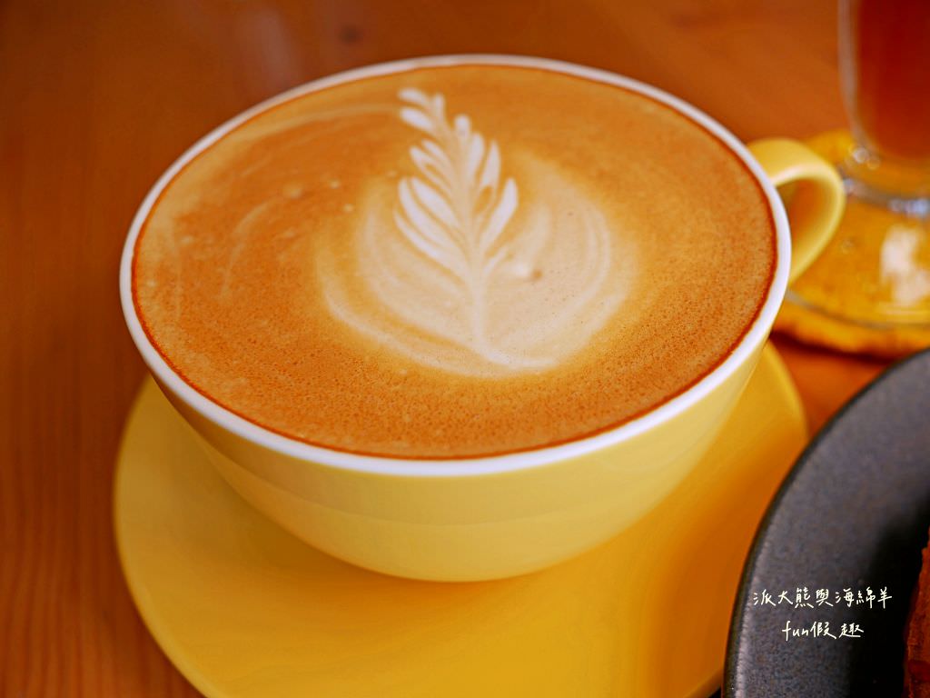 鄉夏咖啡︱咖啡、餐點與甜點表現都是零死角的草屯鄉村風咖啡廳，可以靜謐悠閒看夕陽日落時分，在拾粵茶餐館&李記拾粵港式燒臘的門口處，鄰近南投中興交流道╱台14乙路旁～