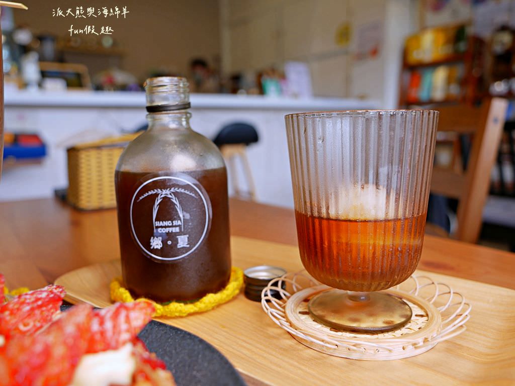 鄉夏咖啡︱咖啡、餐點與甜點表現都是零死角的草屯鄉村風咖啡廳，可以靜謐悠閒看夕陽日落時分，在拾粵茶餐館&李記拾粵港式燒臘的門口處，鄰近南投中興交流道╱台14乙路旁～