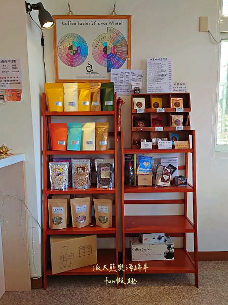 鄉夏咖啡︱咖啡、餐點與甜點表現都是零死角的草屯鄉村風咖啡廳，可以靜謐悠閒看夕陽日落時分，在拾粵茶餐館&李記拾粵港式燒臘的門口處，鄰近南投中興交流道╱台14乙路旁～