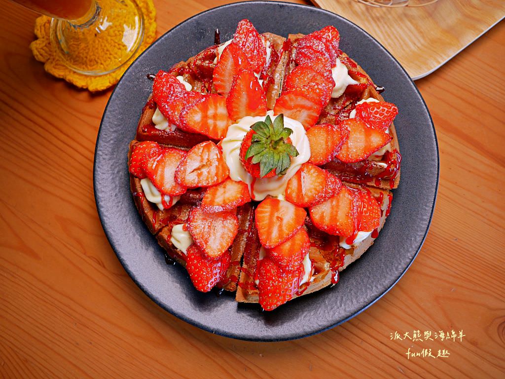 鄉夏咖啡︱咖啡、餐點與甜點表現都是零死角的草屯鄉村風咖啡廳，可以靜謐悠閒看夕陽日落時分，在拾粵茶餐館&李記拾粵港式燒臘的門口處，鄰近南投中興交流道╱台14乙路旁～