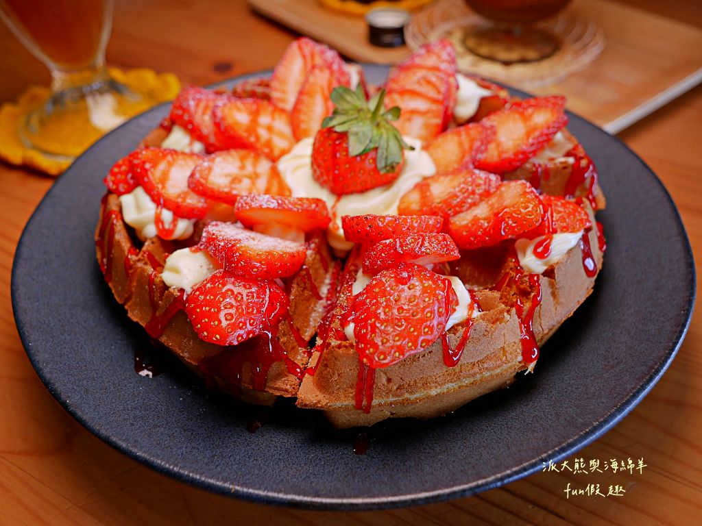 鄉夏咖啡︱咖啡、餐點與甜點表現都是零死角的草屯鄉村風咖啡廳，可以靜謐悠閒看夕陽日落時分，在拾粵茶餐館&李記拾粵港式燒臘的門口處，鄰近南投中興交流道╱台14乙路旁～