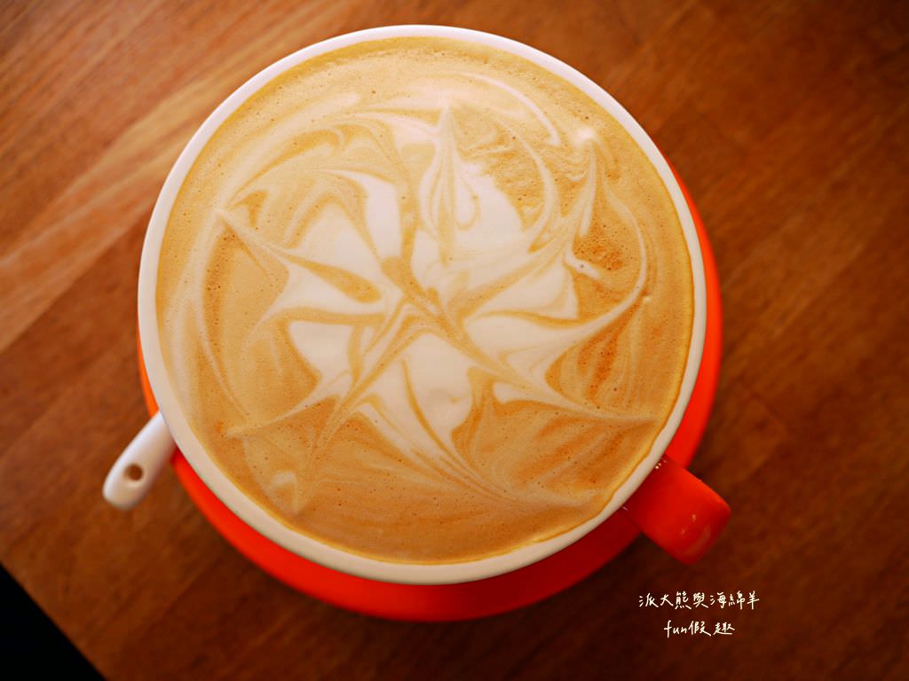 鄉夏咖啡︱咖啡、餐點與甜點表現都是零死角的草屯鄉村風咖啡廳，可以靜謐悠閒看夕陽日落時分，在拾粵茶餐館&李記拾粵港式燒臘的門口處，鄰近南投中興交流道╱台14乙路旁～