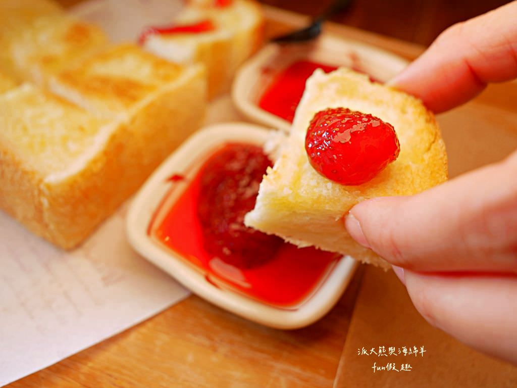 鄉夏咖啡︱咖啡、餐點與甜點表現都是零死角的草屯鄉村風咖啡廳，可以靜謐悠閒看夕陽日落時分，在拾粵茶餐館&李記拾粵港式燒臘的門口處，鄰近南投中興交流道╱台14乙路旁～