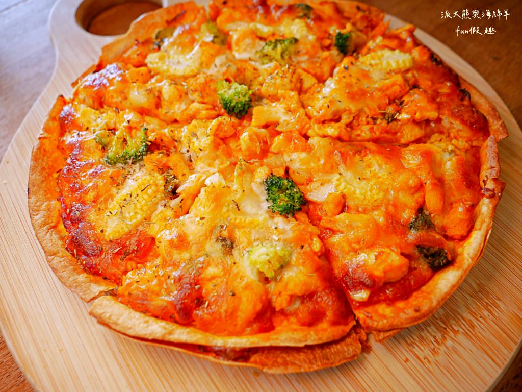 鄉夏咖啡︱咖啡、餐點與甜點表現都是零死角的草屯鄉村風咖啡廳，可以靜謐悠閒看夕陽日落時分，在拾粵茶餐館&李記拾粵港式燒臘的門口處，鄰近南投中興交流道╱台14乙路旁～