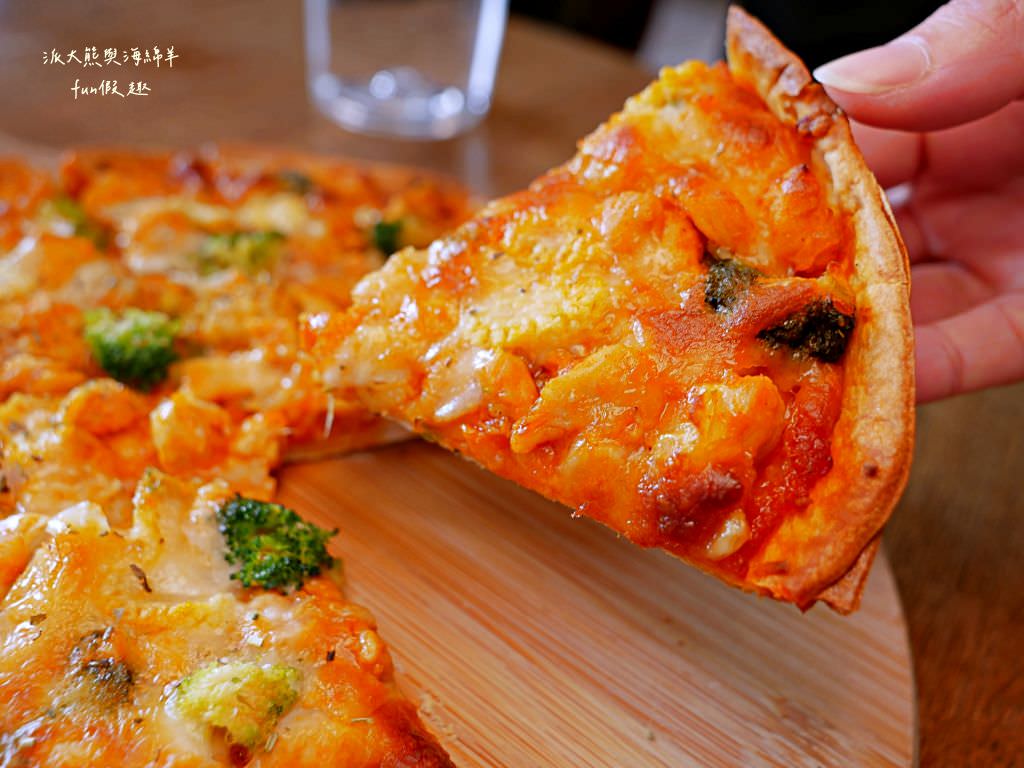 鄉夏咖啡︱咖啡、餐點與甜點表現都是零死角的草屯鄉村風咖啡廳，可以靜謐悠閒看夕陽日落時分，在拾粵茶餐館&李記拾粵港式燒臘的門口處，鄰近南投中興交流道╱台14乙路旁～