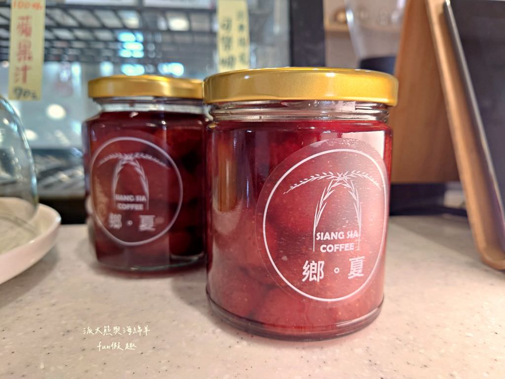 鄉夏咖啡︱咖啡、餐點與甜點表現都是零死角的草屯鄉村風咖啡廳，可以靜謐悠閒看夕陽日落時分，在拾粵茶餐館&李記拾粵港式燒臘的門口處，鄰近南投中興交流道╱台14乙路旁～