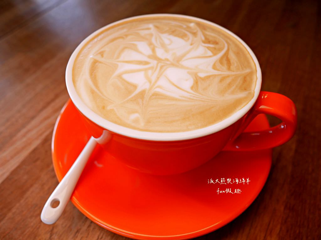 鄉夏咖啡︱咖啡、餐點與甜點表現都是零死角的草屯鄉村風咖啡廳，可以靜謐悠閒看夕陽日落時分，在拾粵茶餐館&李記拾粵港式燒臘的門口處，鄰近南投中興交流道╱台14乙路旁～