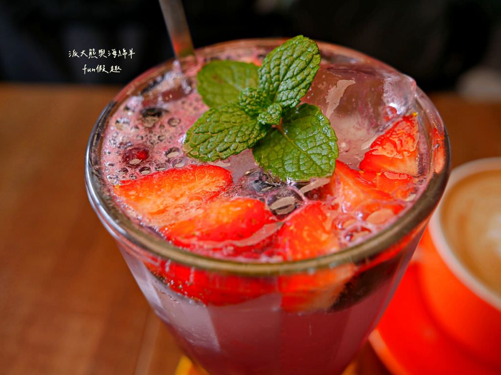 鄉夏咖啡︱咖啡、餐點與甜點表現都是零死角的草屯鄉村風咖啡廳，可以靜謐悠閒看夕陽日落時分，在拾粵茶餐館&李記拾粵港式燒臘的門口處，鄰近南投中興交流道╱台14乙路旁～