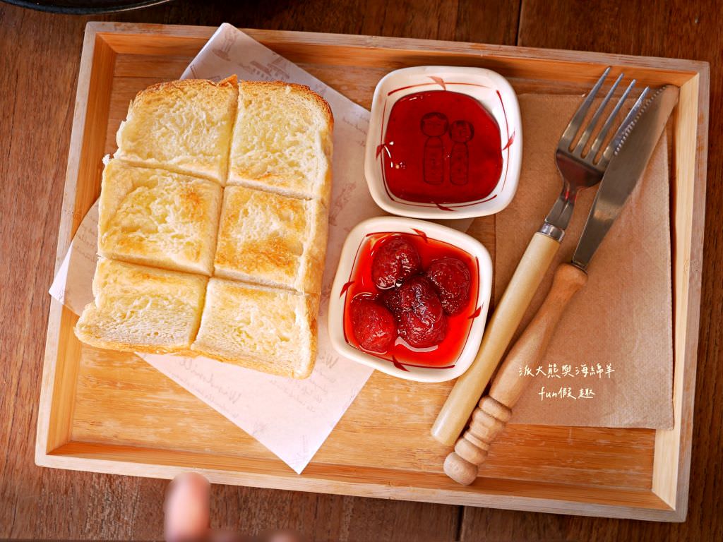 鄉夏咖啡︱咖啡、餐點與甜點表現都是零死角的草屯鄉村風咖啡廳，可以靜謐悠閒看夕陽日落時分，在拾粵茶餐館&李記拾粵港式燒臘的門口處，鄰近南投中興交流道╱台14乙路旁～