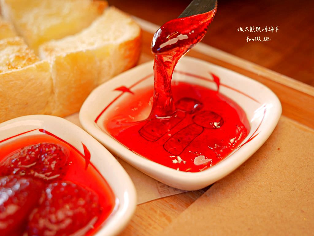 鄉夏咖啡︱咖啡、餐點與甜點表現都是零死角的草屯鄉村風咖啡廳，可以靜謐悠閒看夕陽日落時分，在拾粵茶餐館&李記拾粵港式燒臘的門口處，鄰近南投中興交流道╱台14乙路旁～