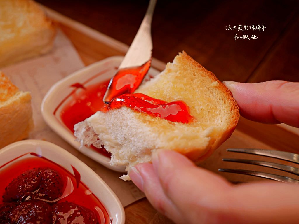 鄉夏咖啡︱咖啡、餐點與甜點表現都是零死角的草屯鄉村風咖啡廳，可以靜謐悠閒看夕陽日落時分，在拾粵茶餐館&李記拾粵港式燒臘的門口處，鄰近南投中興交流道╱台14乙路旁～