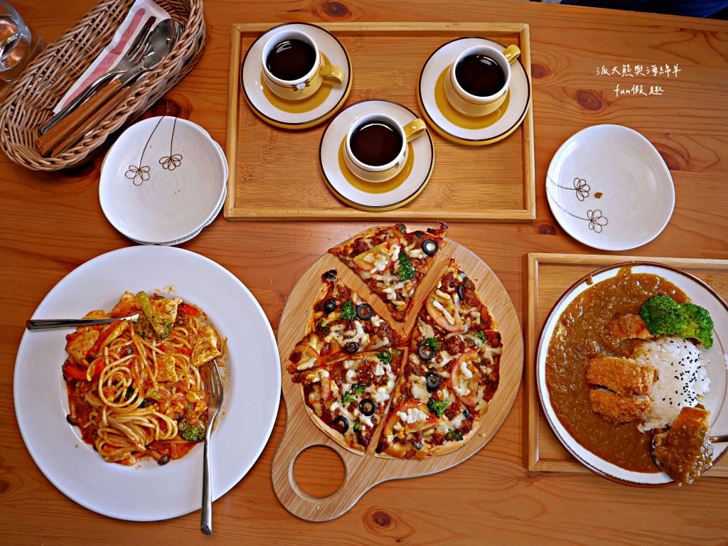 鄉夏咖啡︱咖啡、餐點與甜點表現都是零死角的草屯鄉村風咖啡廳，可以靜謐悠閒看夕陽日落時分，在拾粵茶餐館&李記拾粵港式燒臘的門口處，鄰近南投中興交流道╱台14乙路旁～