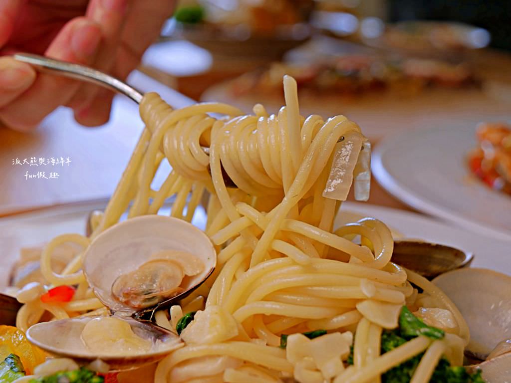 鄉夏咖啡︱咖啡、餐點與甜點表現都是零死角的草屯鄉村風咖啡廳，可以靜謐悠閒看夕陽日落時分，在拾粵茶餐館&李記拾粵港式燒臘的門口處，鄰近南投中興交流道╱台14乙路旁～