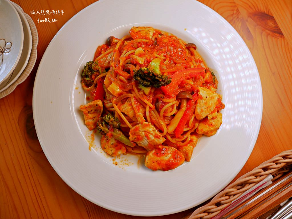 鄉夏咖啡︱咖啡、餐點與甜點表現都是零死角的草屯鄉村風咖啡廳，可以靜謐悠閒看夕陽日落時分，在拾粵茶餐館&李記拾粵港式燒臘的門口處，鄰近南投中興交流道╱台14乙路旁～