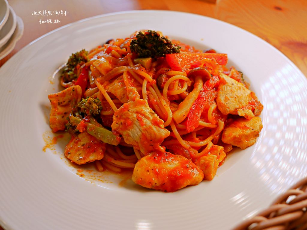 鄉夏咖啡︱咖啡、餐點與甜點表現都是零死角的草屯鄉村風咖啡廳，可以靜謐悠閒看夕陽日落時分，在拾粵茶餐館&李記拾粵港式燒臘的門口處，鄰近南投中興交流道╱台14乙路旁～