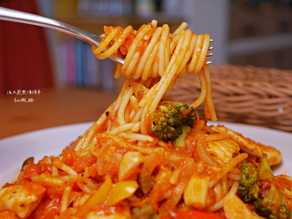 鄉夏咖啡︱咖啡、餐點與甜點表現都是零死角的草屯鄉村風咖啡廳，可以靜謐悠閒看夕陽日落時分，在拾粵茶餐館&李記拾粵港式燒臘的門口處，鄰近南投中興交流道╱台14乙路旁～