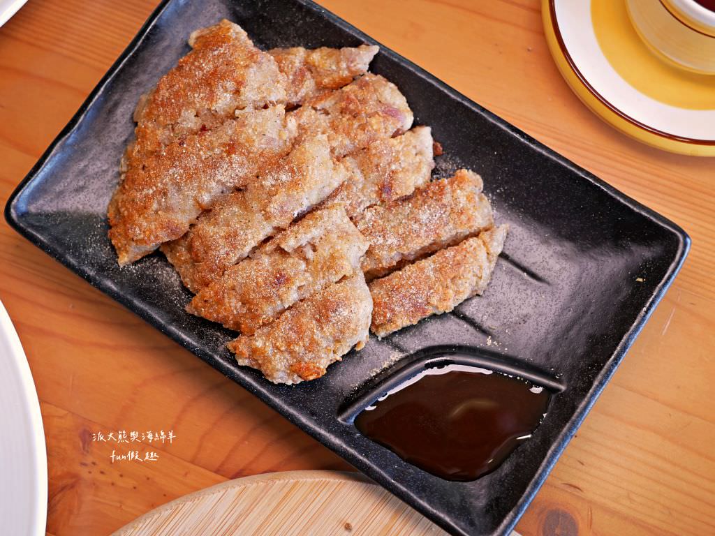 鄉夏咖啡︱咖啡、餐點與甜點表現都是零死角的草屯鄉村風咖啡廳，可以靜謐悠閒看夕陽日落時分，在拾粵茶餐館&李記拾粵港式燒臘的門口處，鄰近南投中興交流道╱台14乙路旁～