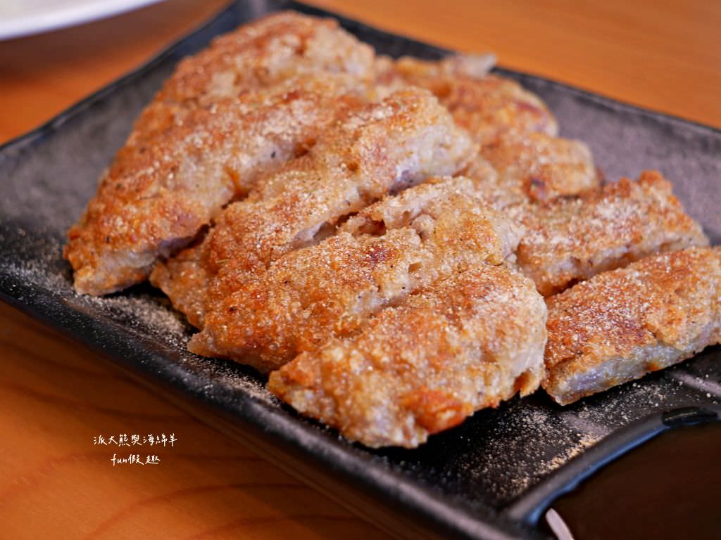 鄉夏咖啡︱咖啡、餐點與甜點表現都是零死角的草屯鄉村風咖啡廳，可以靜謐悠閒看夕陽日落時分，在拾粵茶餐館&李記拾粵港式燒臘的門口處，鄰近南投中興交流道╱台14乙路旁～