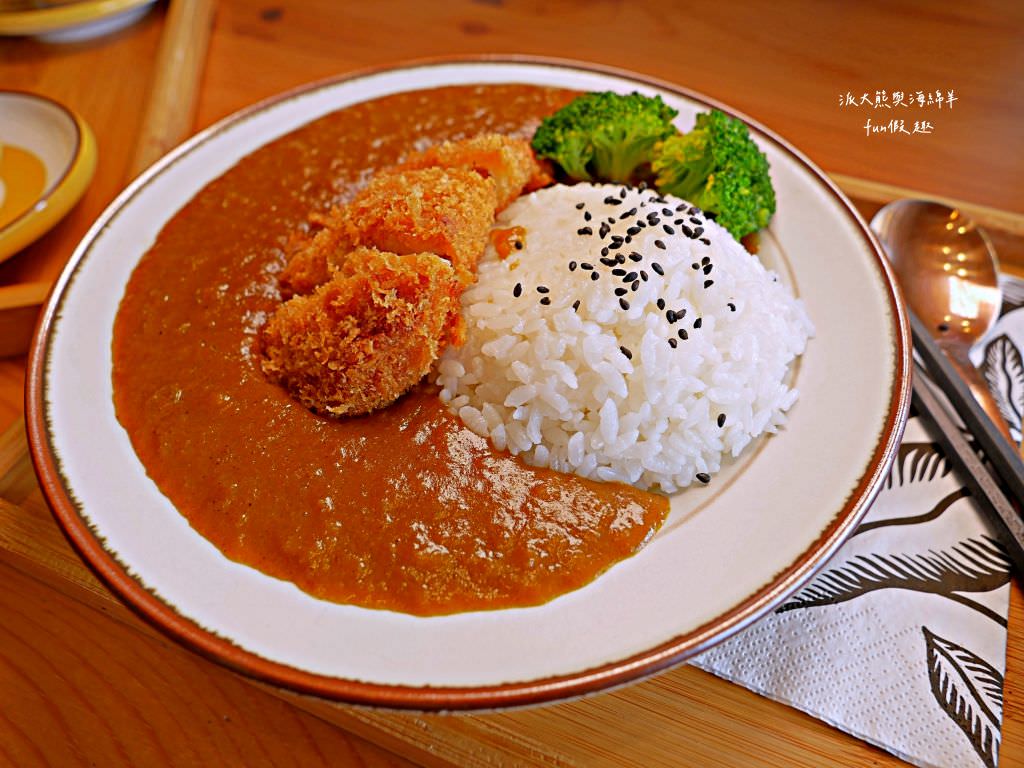 鄉夏咖啡︱咖啡、餐點與甜點表現都是零死角的草屯鄉村風咖啡廳，可以靜謐悠閒看夕陽日落時分，在拾粵茶餐館&李記拾粵港式燒臘的門口處，鄰近南投中興交流道╱台14乙路旁～