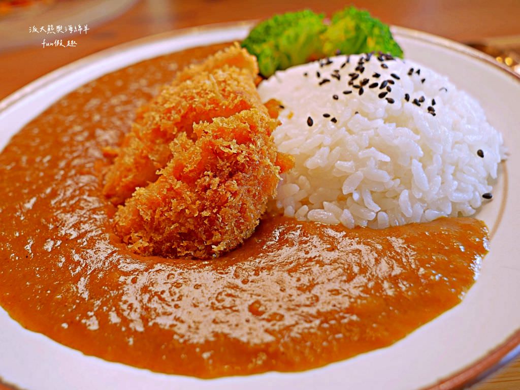 鄉夏咖啡︱咖啡、餐點與甜點表現都是零死角的草屯鄉村風咖啡廳，可以靜謐悠閒看夕陽日落時分，在拾粵茶餐館&李記拾粵港式燒臘的門口處，鄰近南投中興交流道╱台14乙路旁～