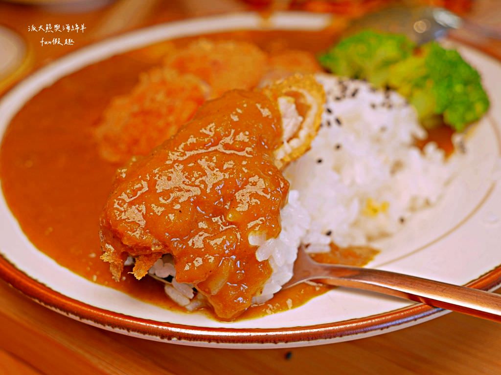 鄉夏咖啡︱咖啡、餐點與甜點表現都是零死角的草屯鄉村風咖啡廳，可以靜謐悠閒看夕陽日落時分，在拾粵茶餐館&李記拾粵港式燒臘的門口處，鄰近南投中興交流道╱台14乙路旁～