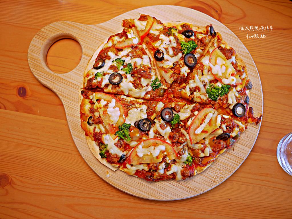 鄉夏咖啡︱咖啡、餐點與甜點表現都是零死角的草屯鄉村風咖啡廳，可以靜謐悠閒看夕陽日落時分，在拾粵茶餐館&李記拾粵港式燒臘的門口處，鄰近南投中興交流道╱台14乙路旁～