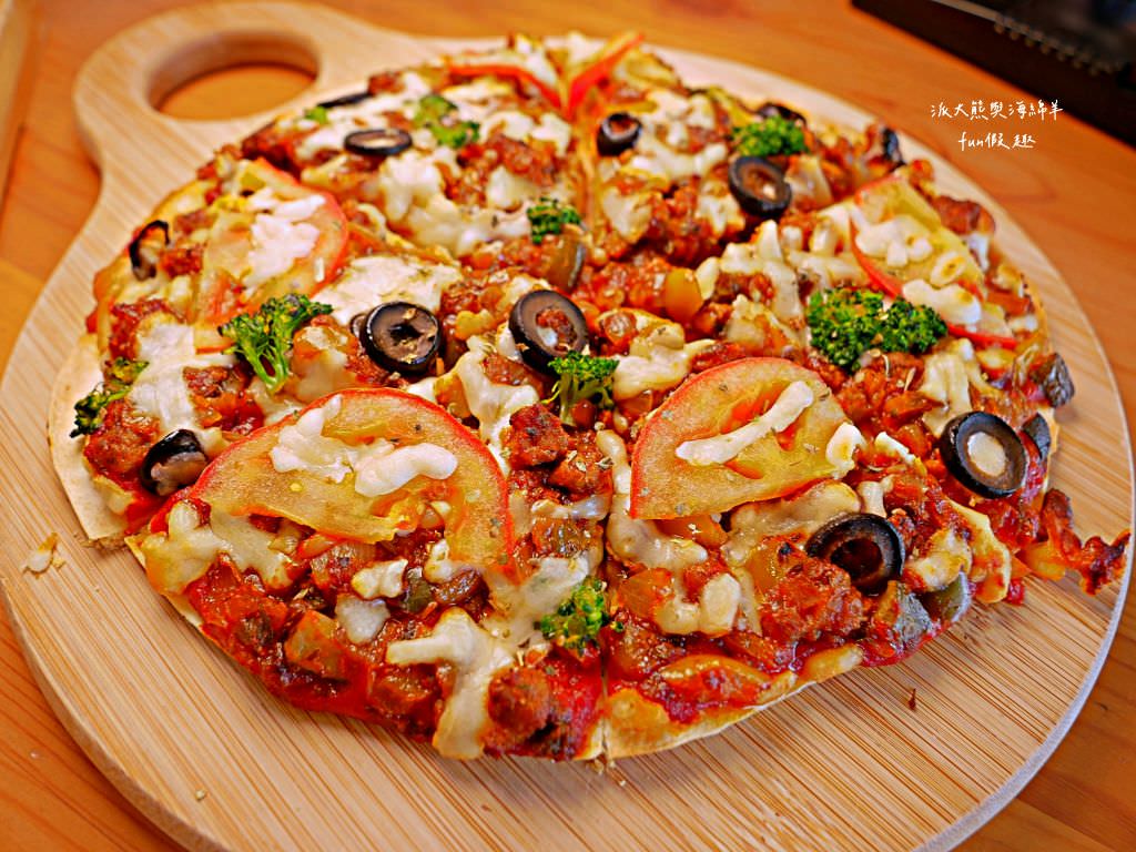 鄉夏咖啡︱咖啡、餐點與甜點表現都是零死角的草屯鄉村風咖啡廳，可以靜謐悠閒看夕陽日落時分，在拾粵茶餐館&李記拾粵港式燒臘的門口處，鄰近南投中興交流道╱台14乙路旁～