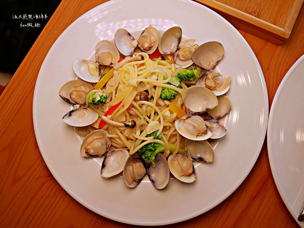 鄉夏咖啡︱咖啡、餐點與甜點表現都是零死角的草屯鄉村風咖啡廳，可以靜謐悠閒看夕陽日落時分，在拾粵茶餐館&李記拾粵港式燒臘的門口處，鄰近南投中興交流道╱台14乙路旁～