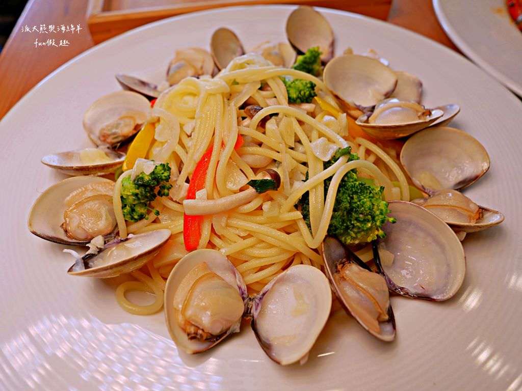 鄉夏咖啡︱咖啡、餐點與甜點表現都是零死角的草屯鄉村風咖啡廳，可以靜謐悠閒看夕陽日落時分，在拾粵茶餐館&李記拾粵港式燒臘的門口處，鄰近南投中興交流道╱台14乙路旁～