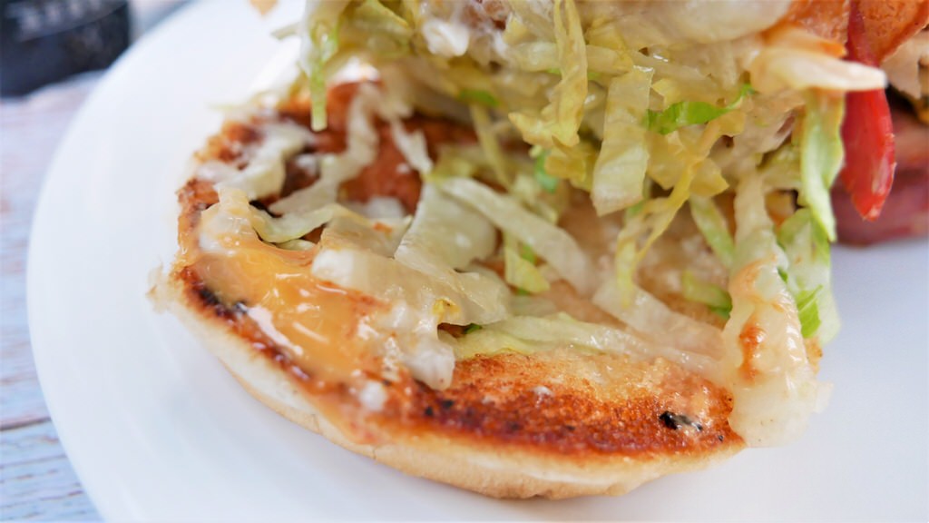 私家特調咔啦雞腿堡-內