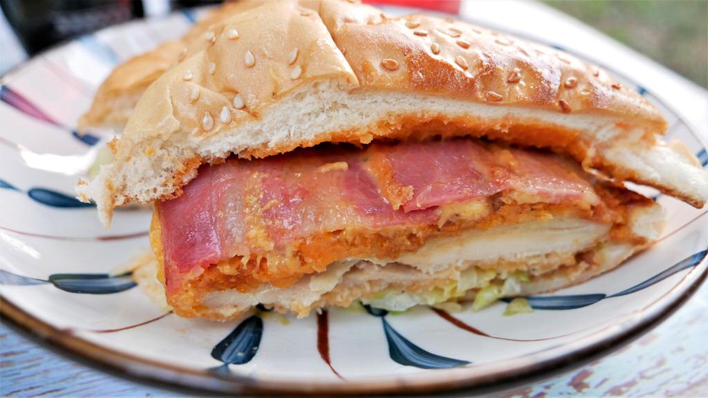 中興-斯威比漢堡 Sweet bits and Burgers (私家特調咔啦雞腿堡-內)