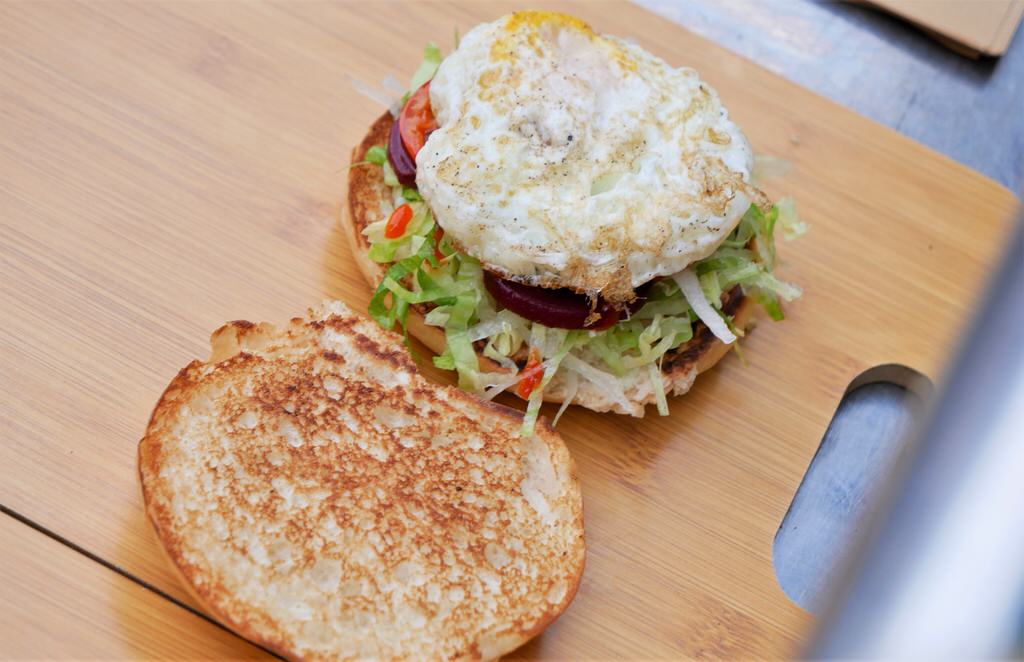 斯威比漢堡 Sweet bits and Burgers︱美味又道地的澳洲漢堡在中興新村!午後飄揚起異國香味～114.8.21重新開幕!