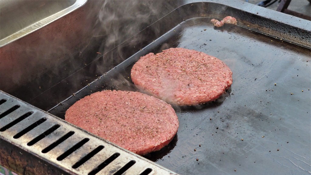 斯威比漢堡 Sweet bits and Burgers︱美味又道地的澳洲漢堡在中興新村!午後飄揚起異國香味～114.8.21重新開幕!