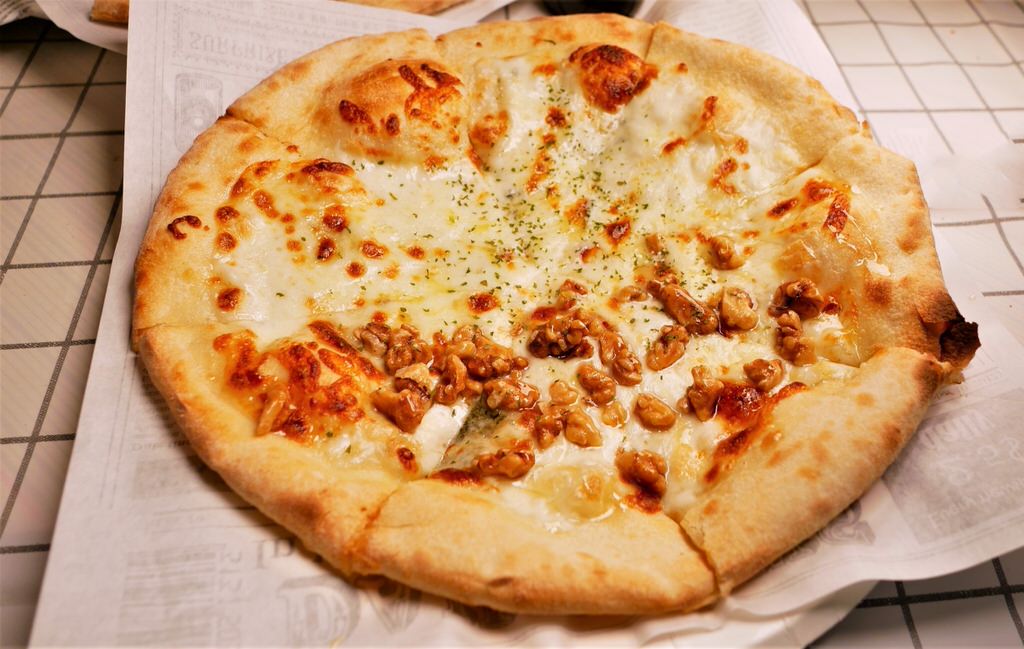 安安你好︱草屯住宅區創新與經典完美結合的南投義式披薩店@體驗開箱～110.12.8開幕