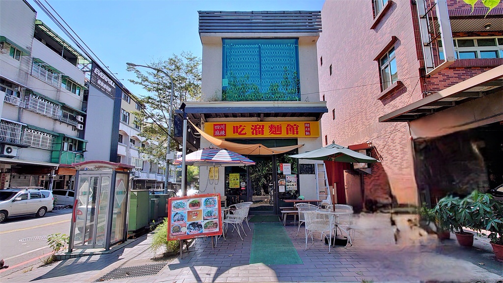 吃溜麵館︱香辣氣味很四川!在中興新村超人氣麵食～113年在臺中太平區開新分店囉!推薦總匯系列&口水雞～