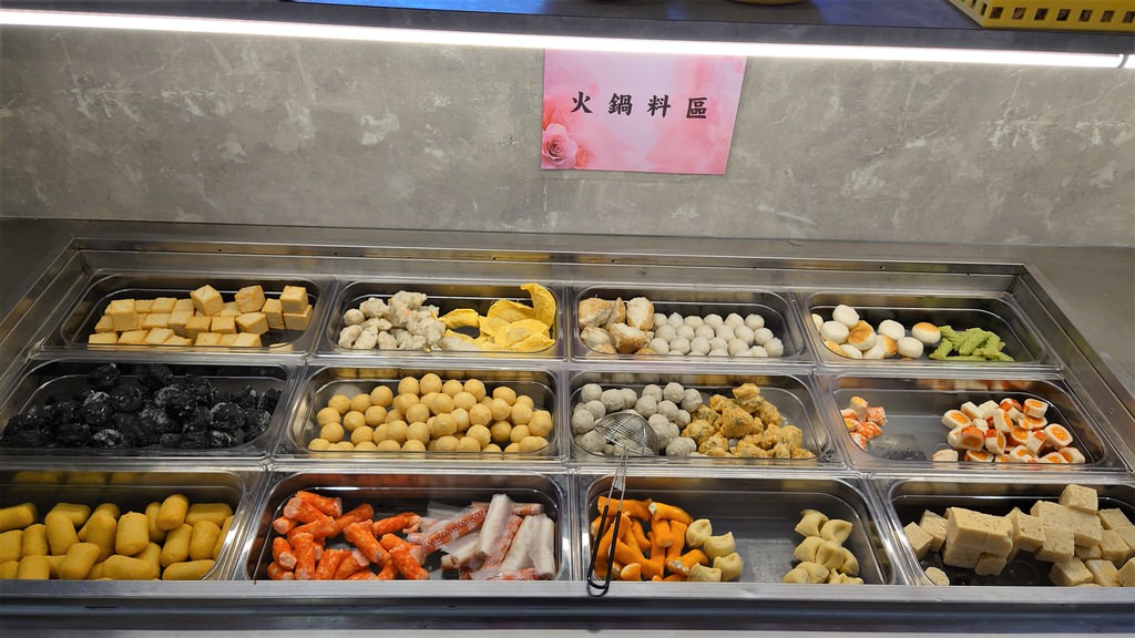 荷塘月色火鍋店︱主打和牛、捲餅、牛肉麵吃到飽的中興新村火鍋店～114.7月搬至南投，更名為”小聚場”!